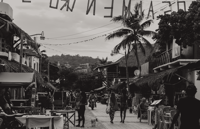 Colonia Roca Blanca, Playa Zipolite